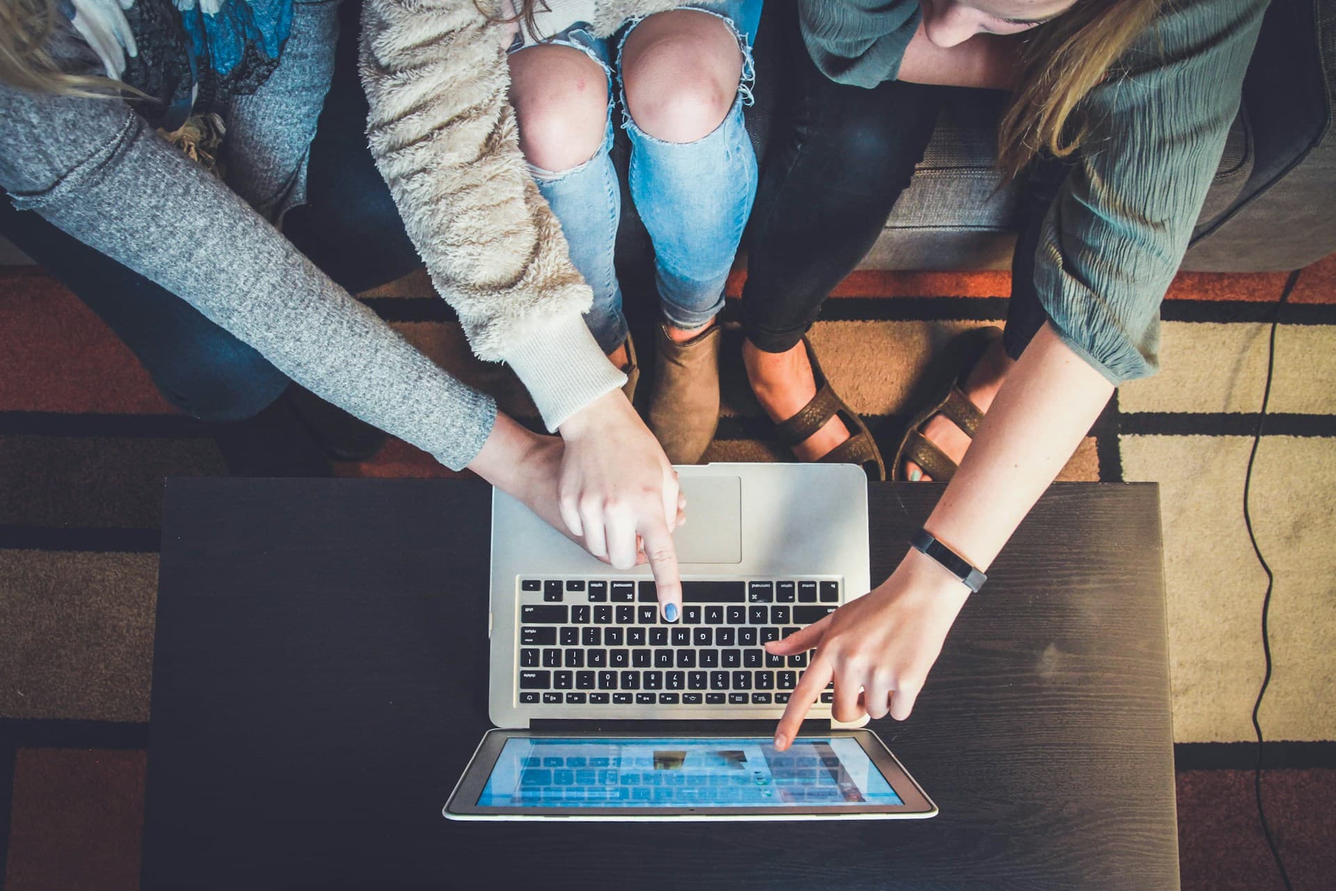 3 women looking at a laptop screen